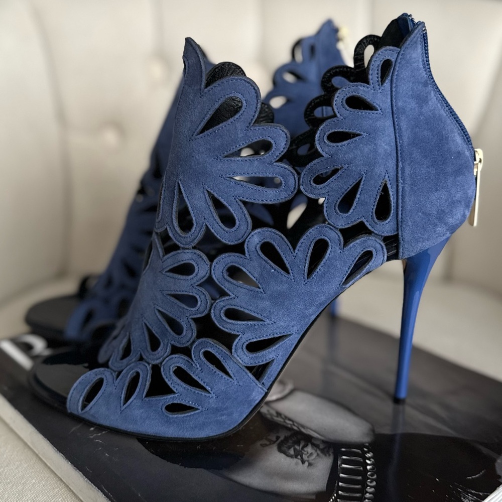 Oscar De La Renta Elegant Blue Stiletto Heels laser cut floral cut fancy formal